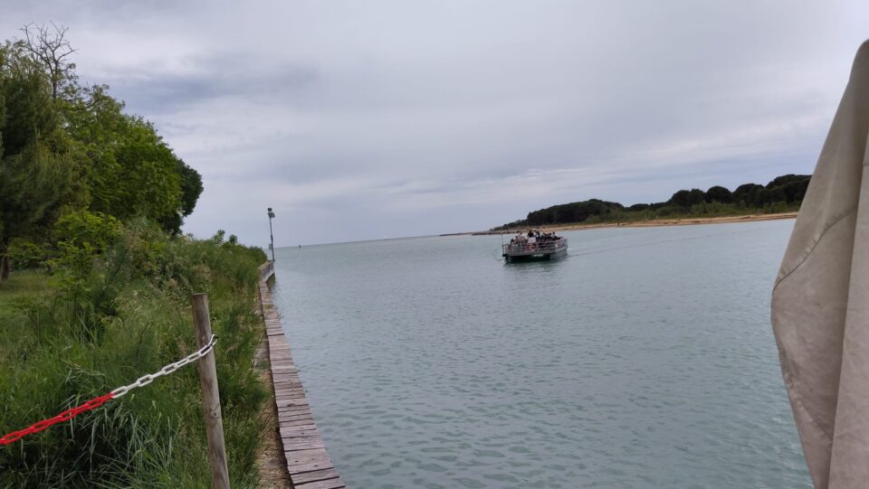 traghetto su fiume